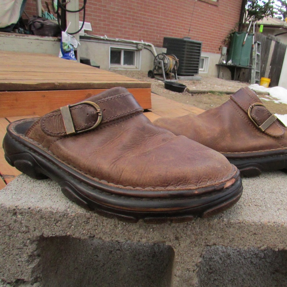 Bass men's brown leather clogs